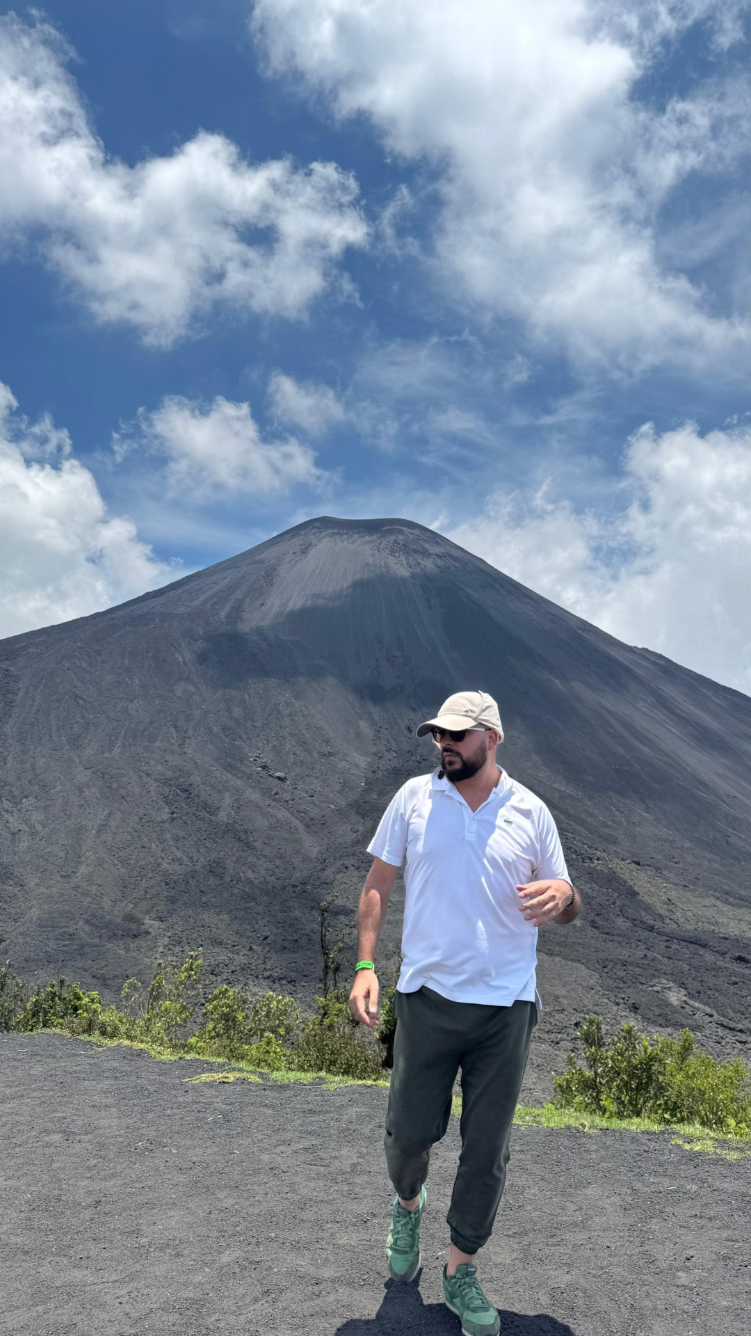 Giorgio Angiolani caminando frente a un volcán